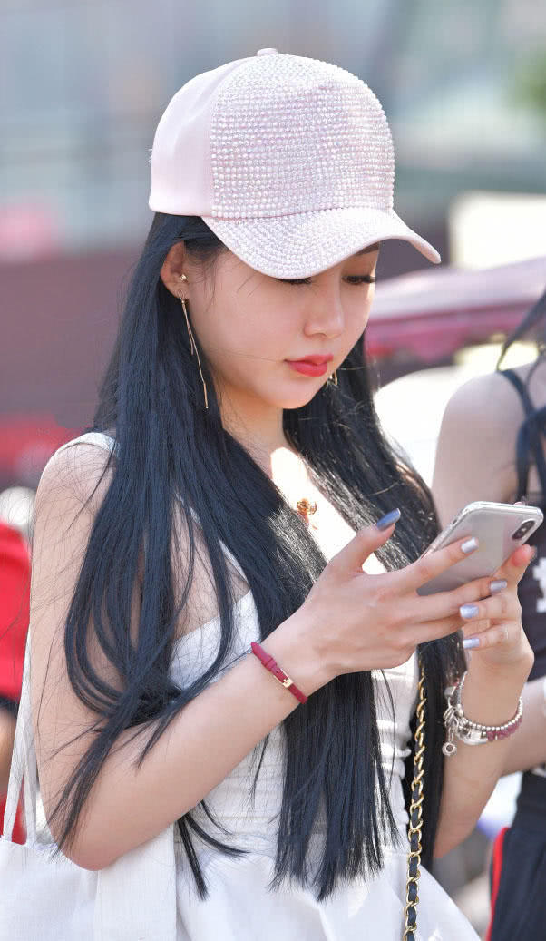 娇媚小姐姐超短裤紧绷，这样的衣服不挑年龄不挑身材。