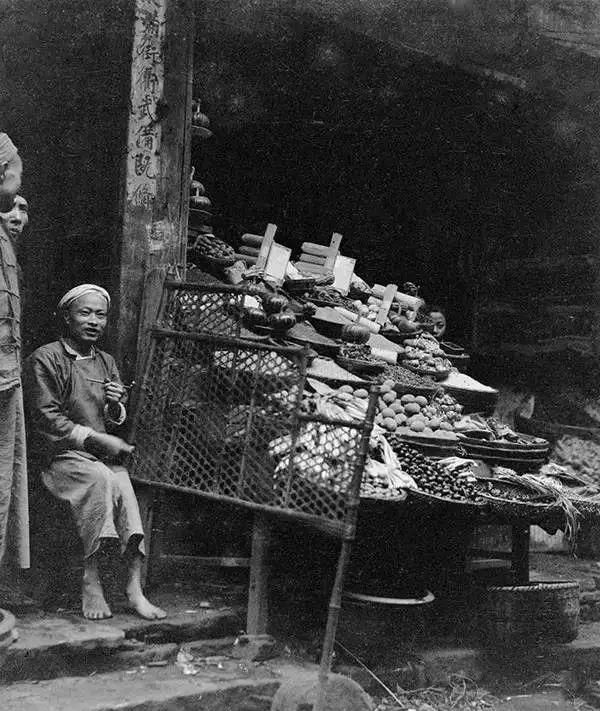 美国人在鞋盒里发现了6000张中国老照片，轰动全世界