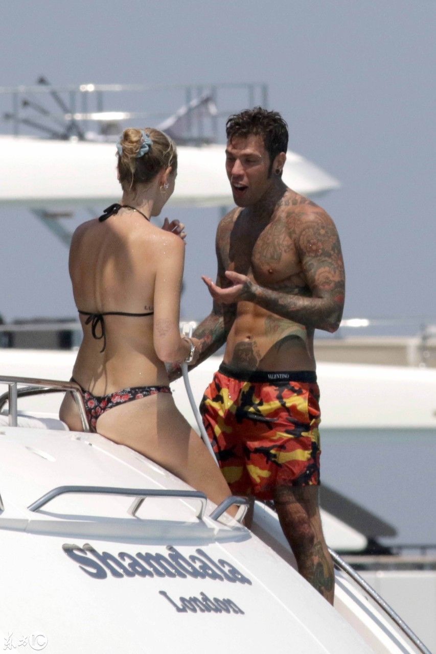 意大利网红美女琪亚拉法拉格尼跟男友海边度假戏水吸引众人眼球