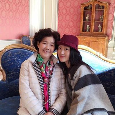 杨钰莹全家照，妈妈依旧很有魅力，回应谣言称：他是我的初恋