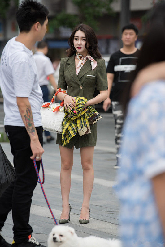 重庆街拍:秀出完美身材，简单一件紧身小脚裤搭配粉丝印字母上衣