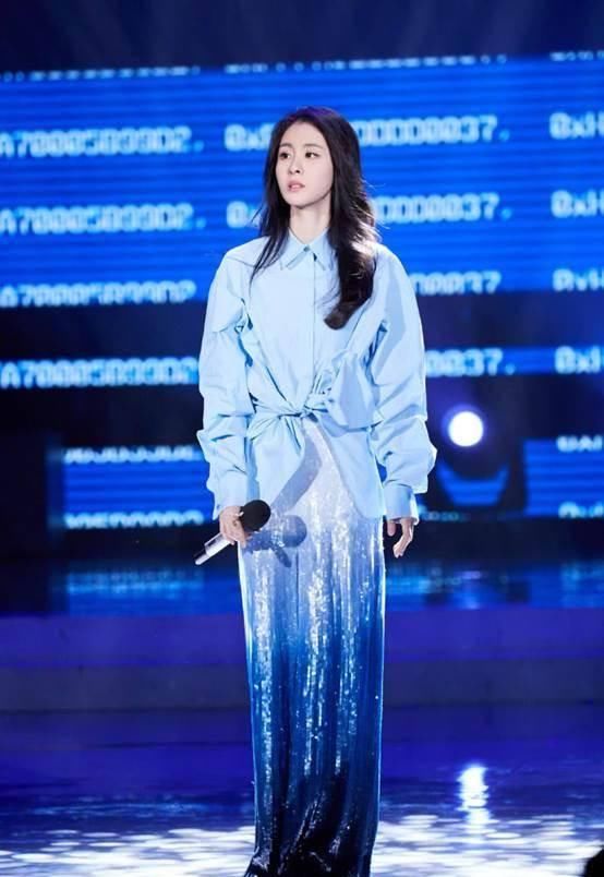  降温：给视觉“降温”！可甜可盐的“天蓝色”穿搭，让你秒变小清新