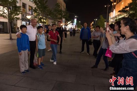  「代表」香港警队代表游览北京王府井
