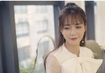  [女生]2020齐头帘发型，女生修脸齐头帘这样扎，变年轻
