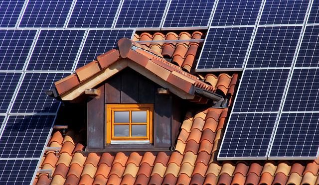 别用水泥瓦了，现在流行这种瓦片，环保结实能发电，电费都不用交