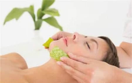 祛斑离不开芦荟,睡前只需用它敷脸,美白润肤轻松消灭黑色素