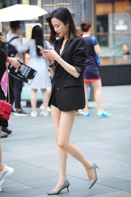 街拍：身材丰满的第十个美女，穿粉红色连衣裙女人味十足！