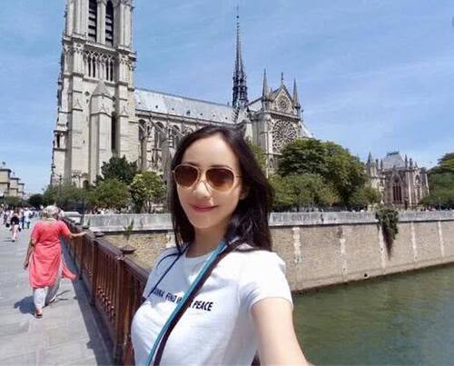 韩雪牛仔裙臀部下用薄纱遮掩，却不及背景雕塑抢镜，真的好羞羞