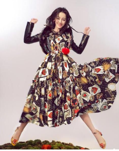 关晓彤和热巴同穿蓬蓬裙，网友：公主与村花的差距瞬间一目了然