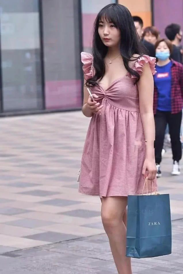 胖姐姐穿着一件非常性感低胸吊带,白皙饱满得上围被修饰的很迷人