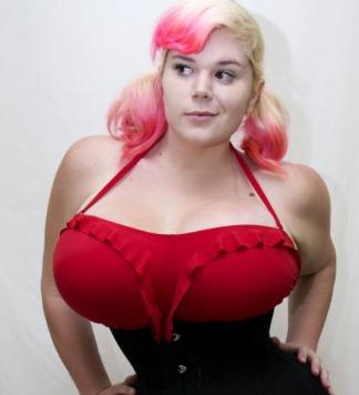 女子痴迷隆胸，三年内动刀多次，如今胸围是腰围的两倍