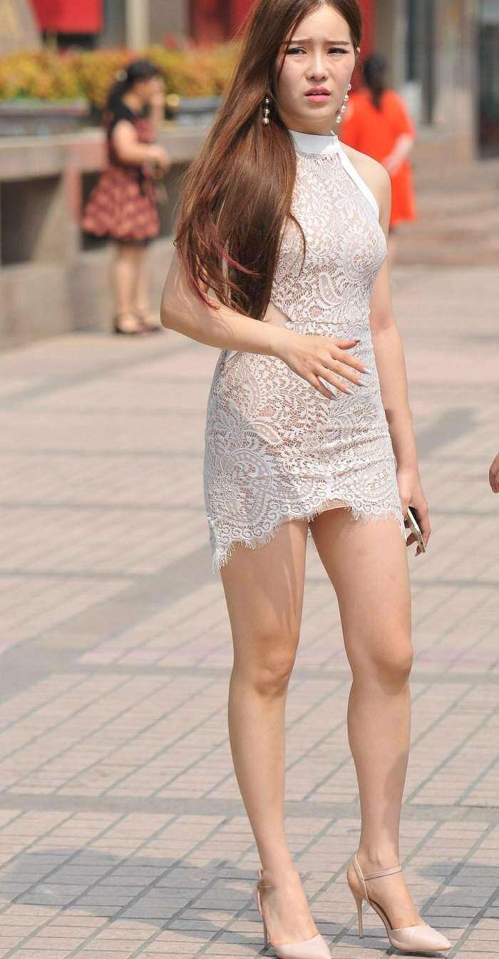 街拍: 若隐若现的镂空裙, 现在可以直接这样上街了吗?