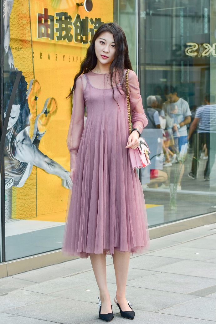 街拍美女，清爽简约的搭配穿出时尚魅力，打造属于夏日的清凉美！