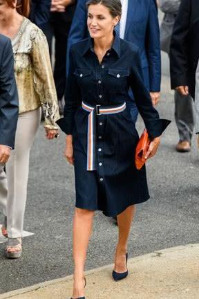 西班牙国王和王后穿的有点尴尬？风格完全不同，却满脸的幸福感！