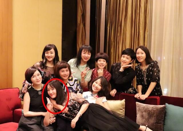 48岁杨钰莹晒朋友聚会照,自己年轻得像20岁,把同龄人都比下去了