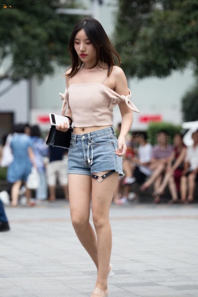 清凉一夏:街拍紧身超短连衣裙美女 ，后面开叉处看能吸完你金子
