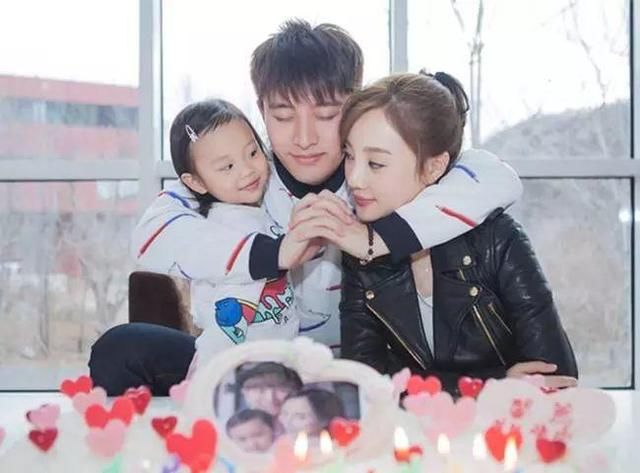 贾乃亮拉黑李小璐微信？助理点赞骂李小璐微博，两人疑彻底决裂？