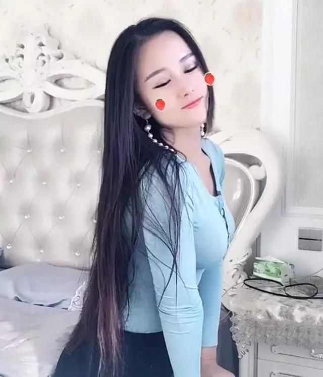 网红女主播穿紧身衣配包臀，有仪式感，网友:喜欢这样大的