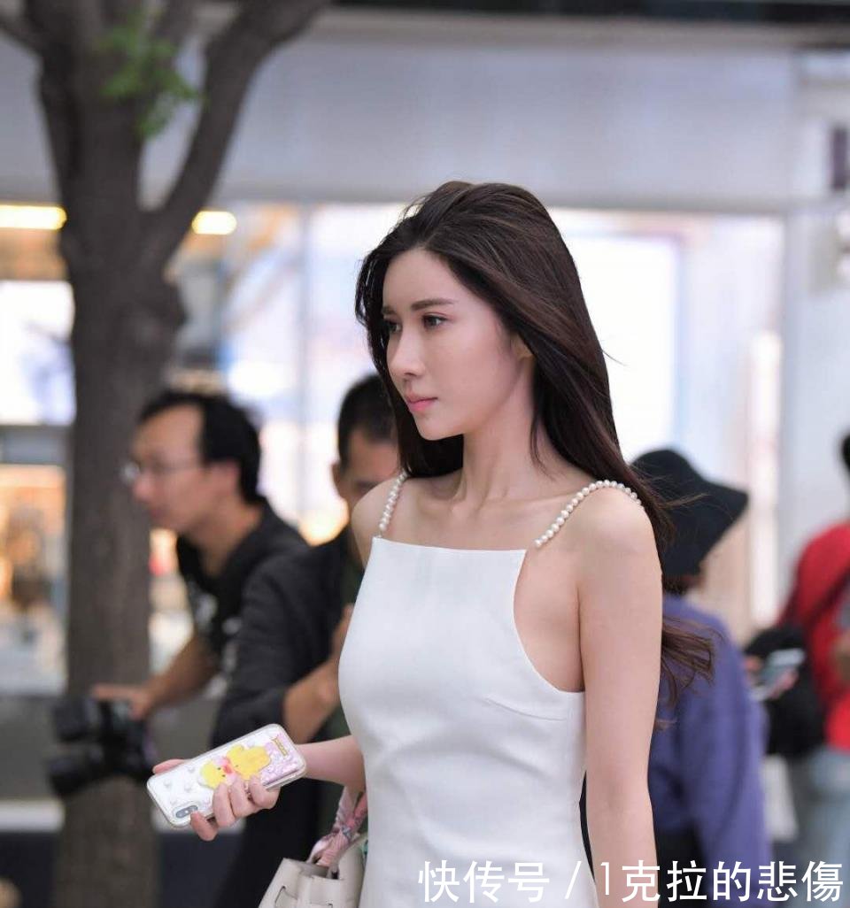 街拍 女神级小姐姐穿大露背连衣裙, 一转身杀伤力真的太大了!