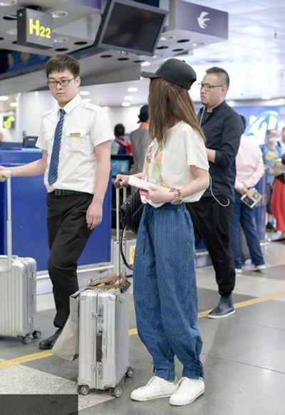 马伊琍机场放飞自我，热裤短到撩人，却抵不过同场姚笛的灯笼裤？