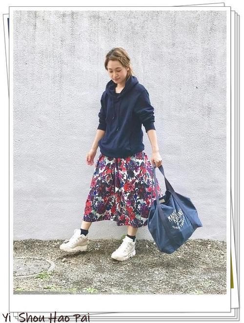  『海军蓝风连帽卫衣』能穿3季的万能搭配单品！海军蓝连帽卫衣的多种造型示范