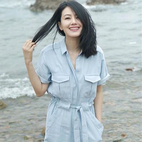 杨幂和高圆圆同穿绿色裙子，一个超美似女神，一个臃肿似大妈！