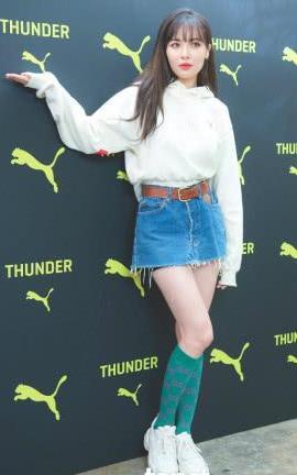 金泫雅的短裙只有巴掌宽，难怪站着都尴尬，网友：一般人可不敢穿