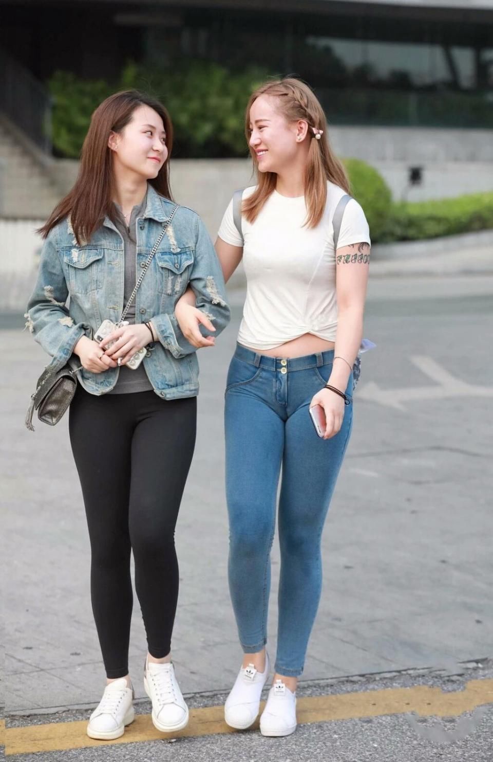 两位穿紧身裤的学生妹好性感