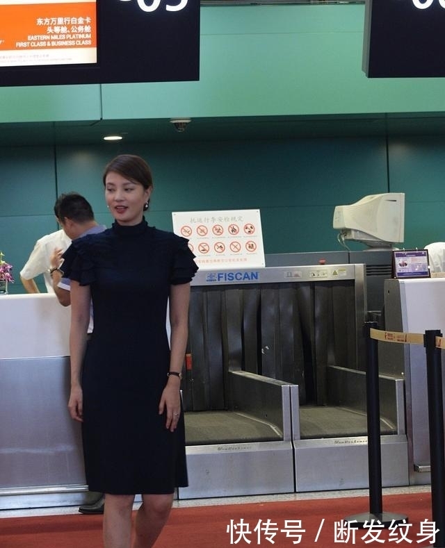 气质:央视名嘴刘芳菲走机场,穿宝蓝连衣裙配低盘发,气质比空姐更惊艳