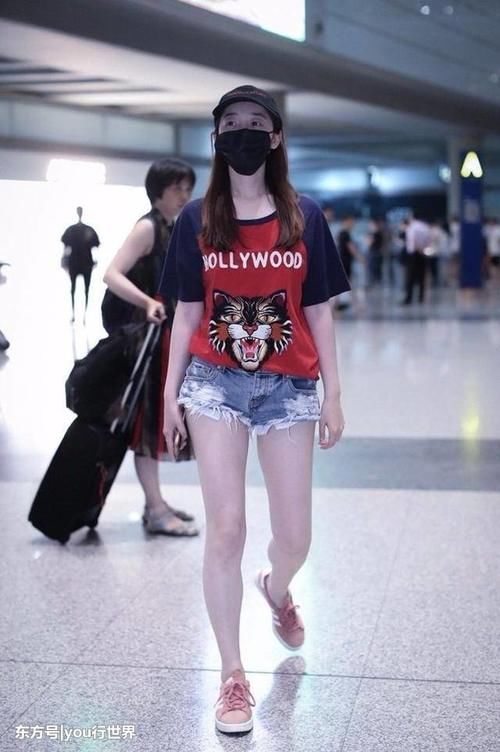 蒋梦婕穿“尿不湿”短裤，还是紧身款！网友：勒这么紧，看着好疼