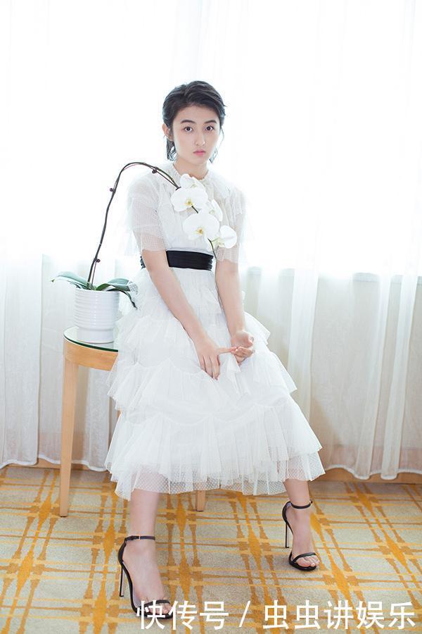 张子枫终于穿对了，白色蛋糕裙清新甜美范儿，网友：换双鞋更好！