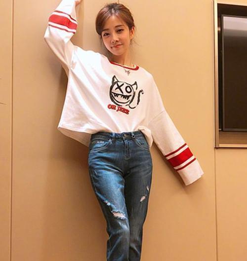 冯提莫再次引发争议，居然敢这样穿衣，网友：想尽办法！