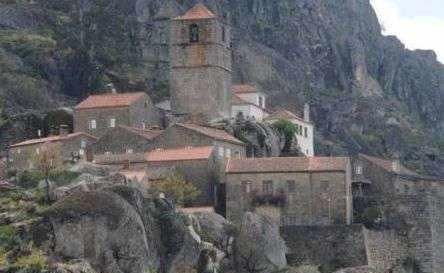 最原始的村庄,每天都睡在上百吨的巨石下,游客:压力太大