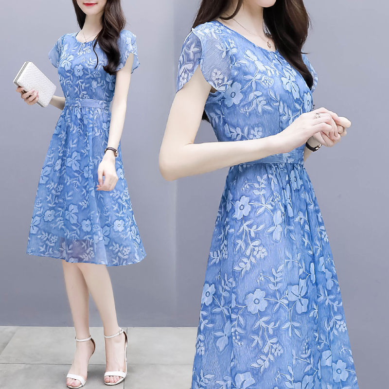 三伏天流行一种“冷淡风”，高雅又显年轻，上身女神范十足