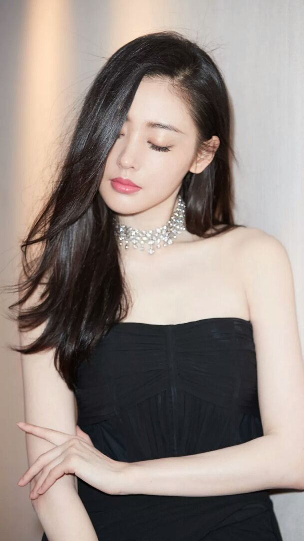 张天爱身穿一字裙 真的是一边英俊一边美