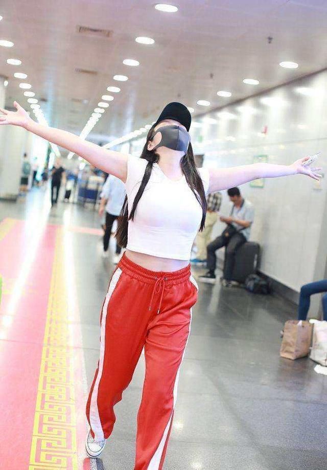 大嫂徐冬冬现身机场，大秀身材，果然漂亮的女人穿啥都好看