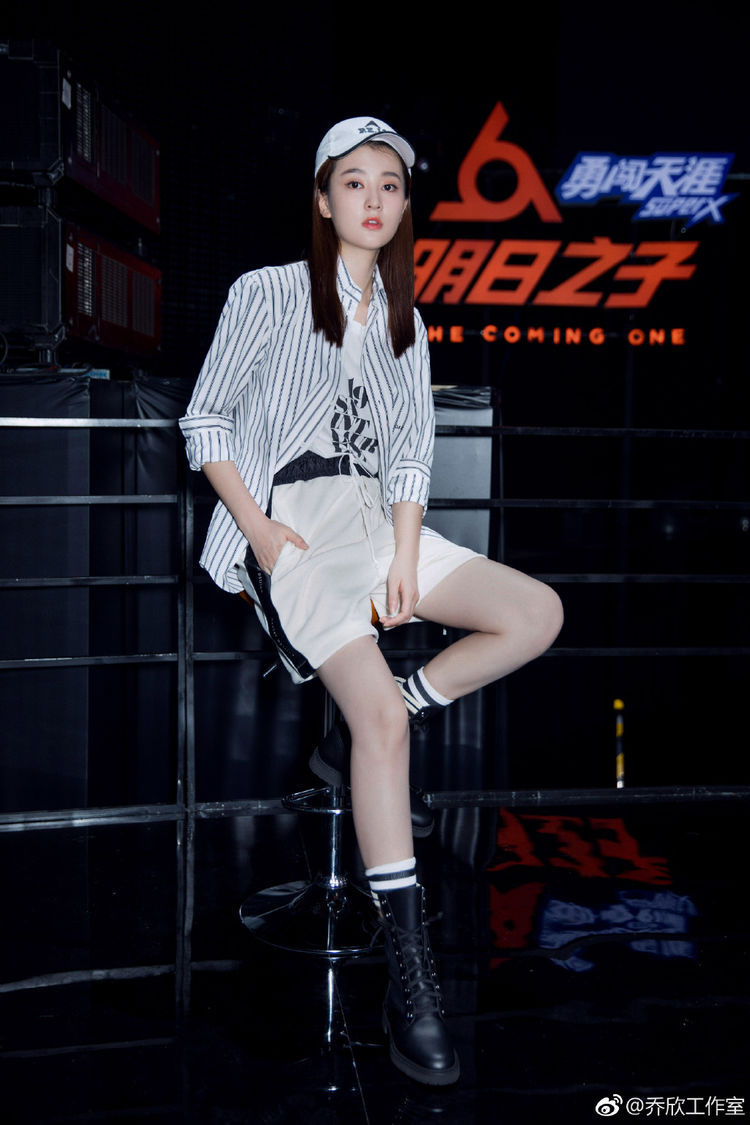 乔欣有钱任性！好好的牛仔裤非得剪掉一块，网友：真显腿长