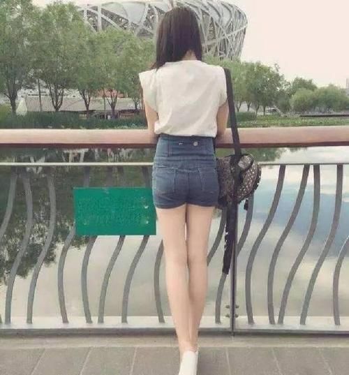  完美：修身牛仔裤美观时尚，魅力甜美展风姿，个性十足身材完美！