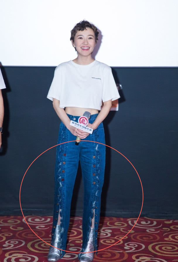 郭采洁厉害了，1条牛仔裤竟有24颗扣子，难怪能穿出180的效果！