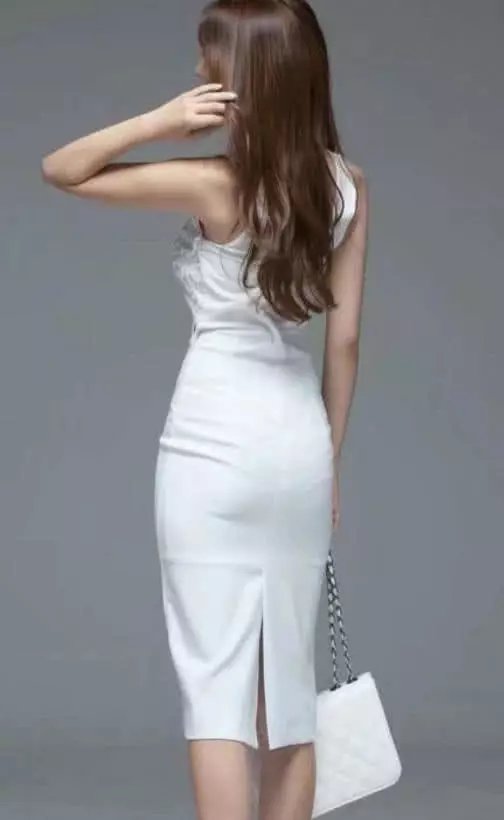 高贵性感的白色连衣裙展现出完满身材，网友：小姐姐真的是仙气十