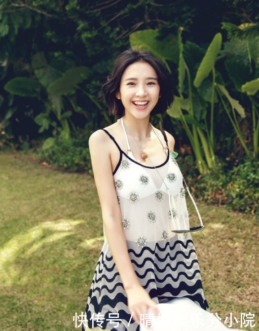 唐艺昕真是会玩直接把“咸鸭蛋黄”别在身上，不怕流油