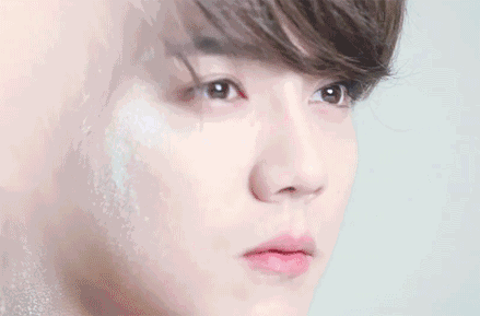 男明星也爱涂口红?陈伟霆技法娴熟,李晨竟把口红折断了!