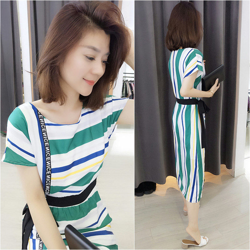 新出一种欧货裙:叫“蛇腰裙”，显瘦显嫩，美的70后挪不开眼