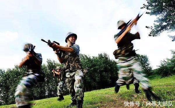 实战中,解放军为什么要将迷彩服“翻领” 作用比你想象的还要大
