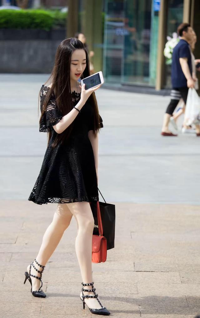 街拍：美女纯洁温柔出众魅力，美腿很是迷人！