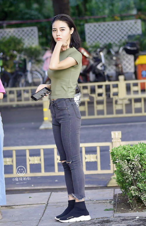 街拍：小姐姐紧身着装显出单纯秀丽，唇红齿白的时尚的美人!