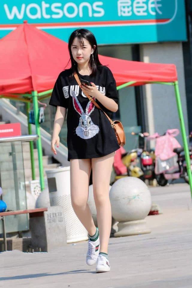 街拍：美女姐姐，衣着大胆，气质俱佳，惹人热眼