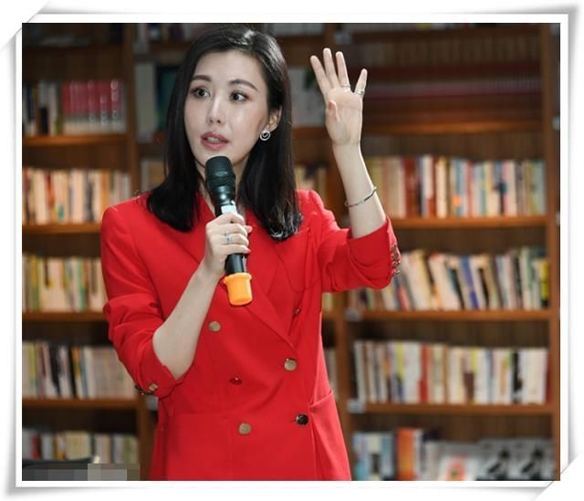 当章泽天和田朴珺同穿西装，网友：一个霸道总裁一个公司前台！