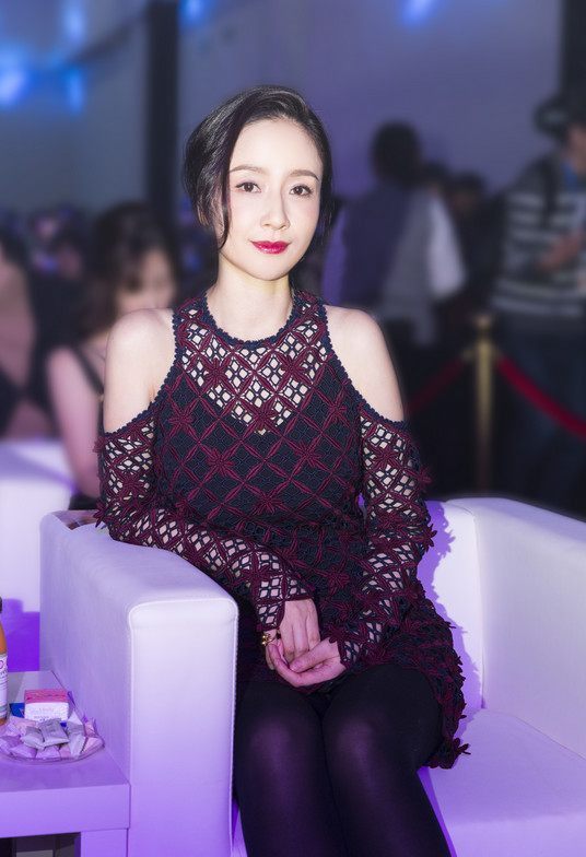 她嫁大9岁丈夫3年惨被抛弃，与富二代姐弟恋无果，穿搭优雅迷人