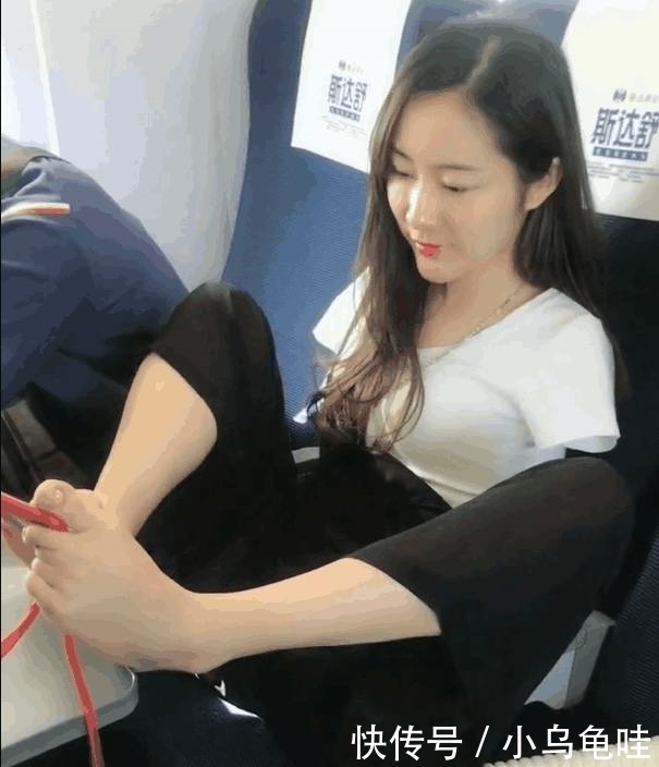 高铁上看见有臭脚放在了桌子上，男子刚想过去骂却被感动了